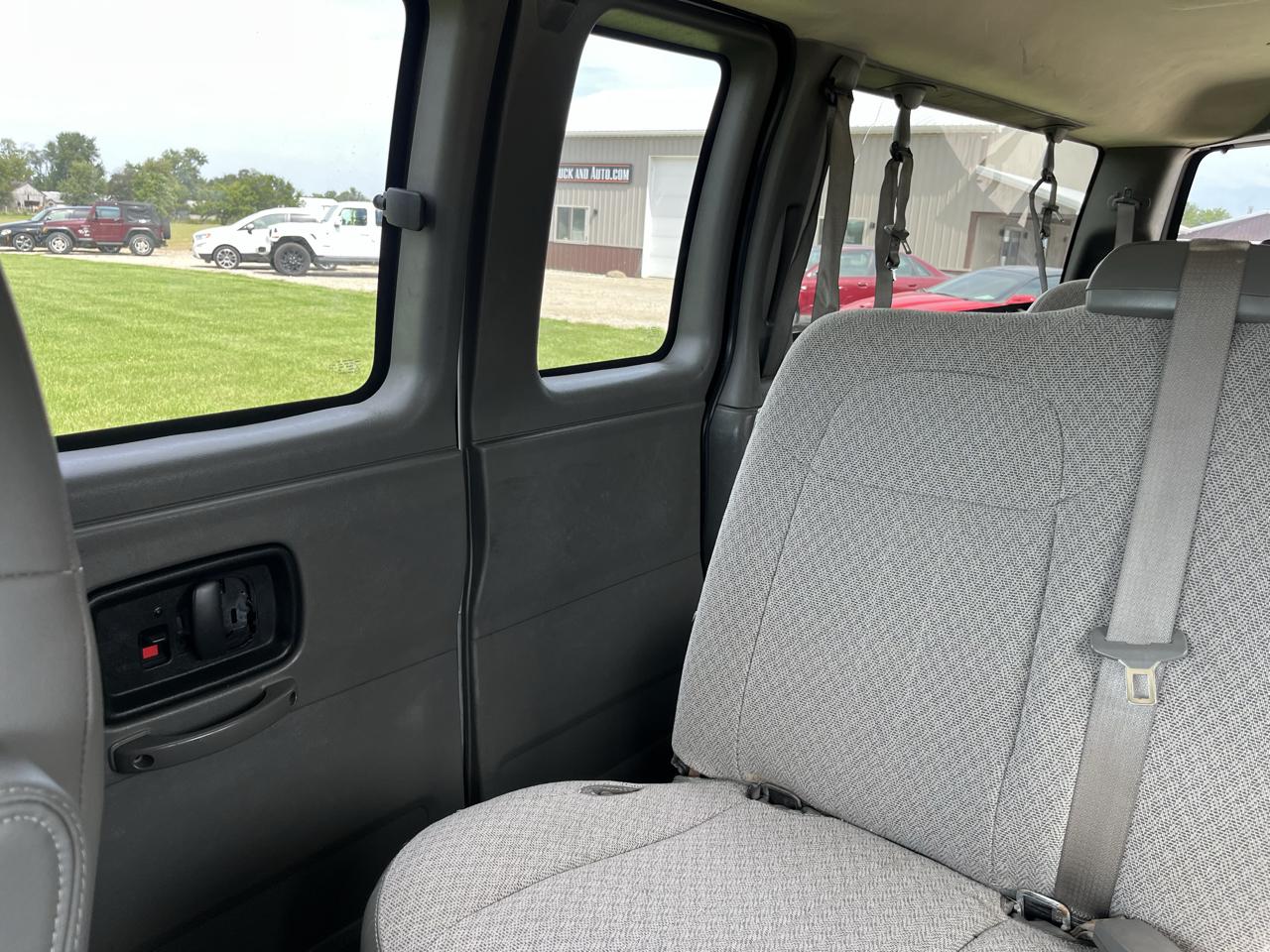 Chevrolet Express Passenger RWD 3500 155" LT w/1LT 2017