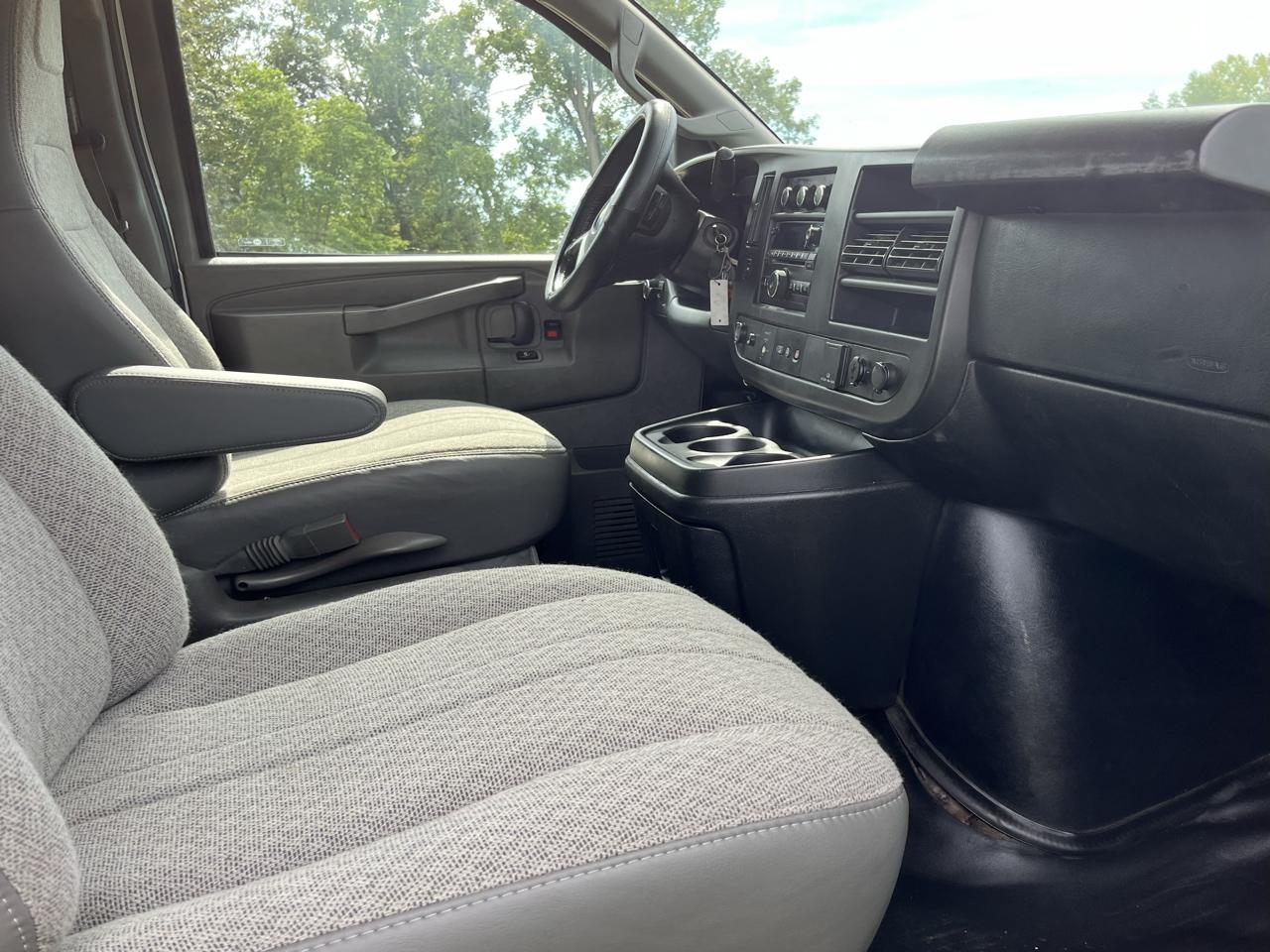 Chevrolet Express Passenger RWD 3500 155" LT w/1LT 2017