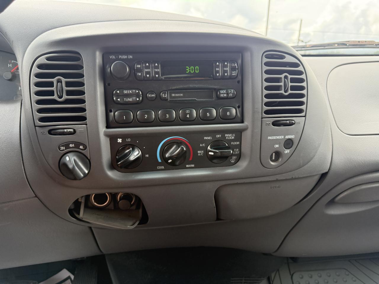 Ford F-150 Reg Cab 120" 4WD XL 2000