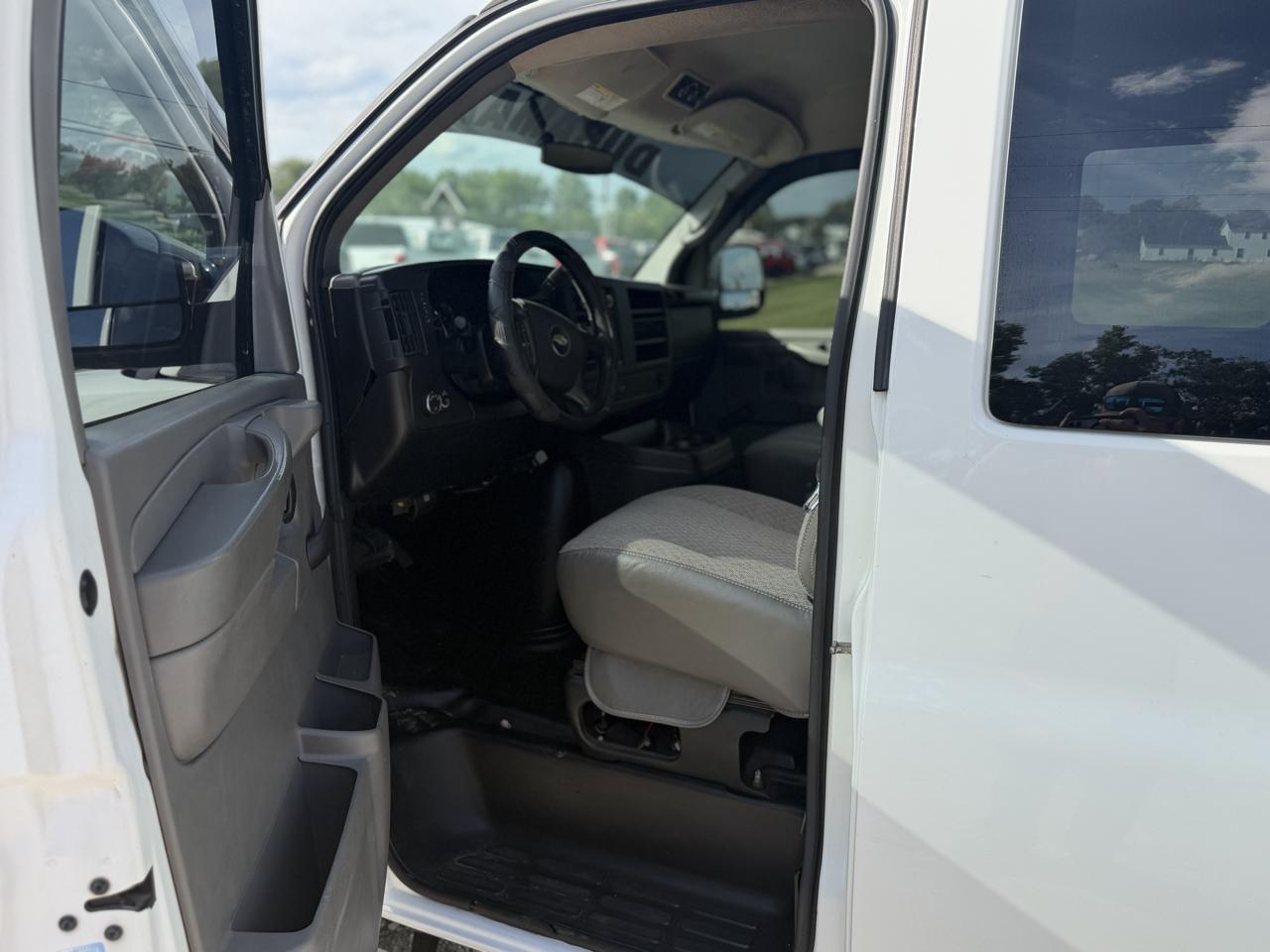 Chevrolet Express Passenger RWD 3500 135" 2LS 2012