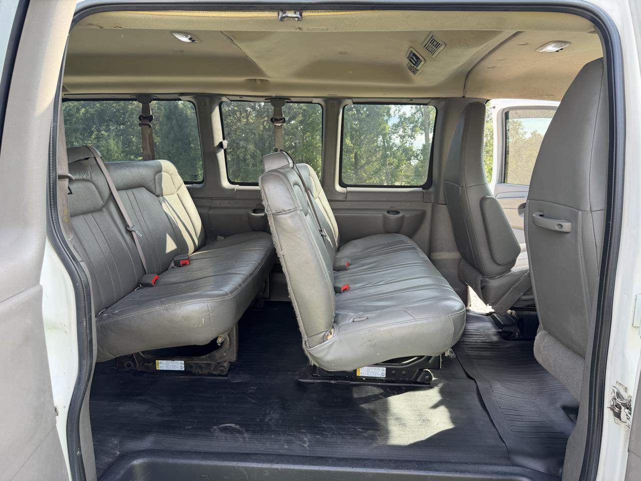 Chevrolet Express Passenger RWD 3500 135" 2LS 2012