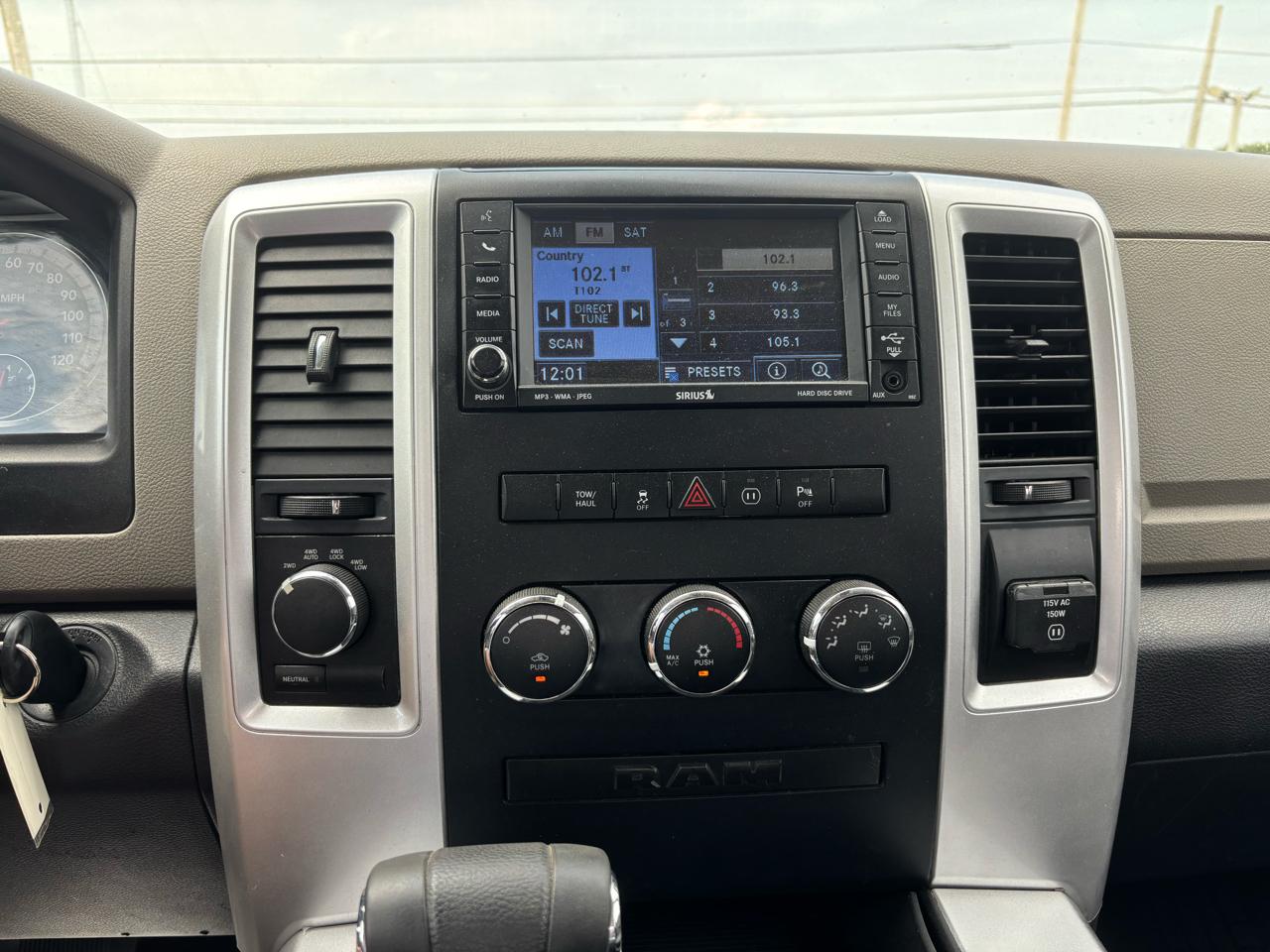 RAM 1500 4WD Crew Cab 140.5" Big Horn 2011