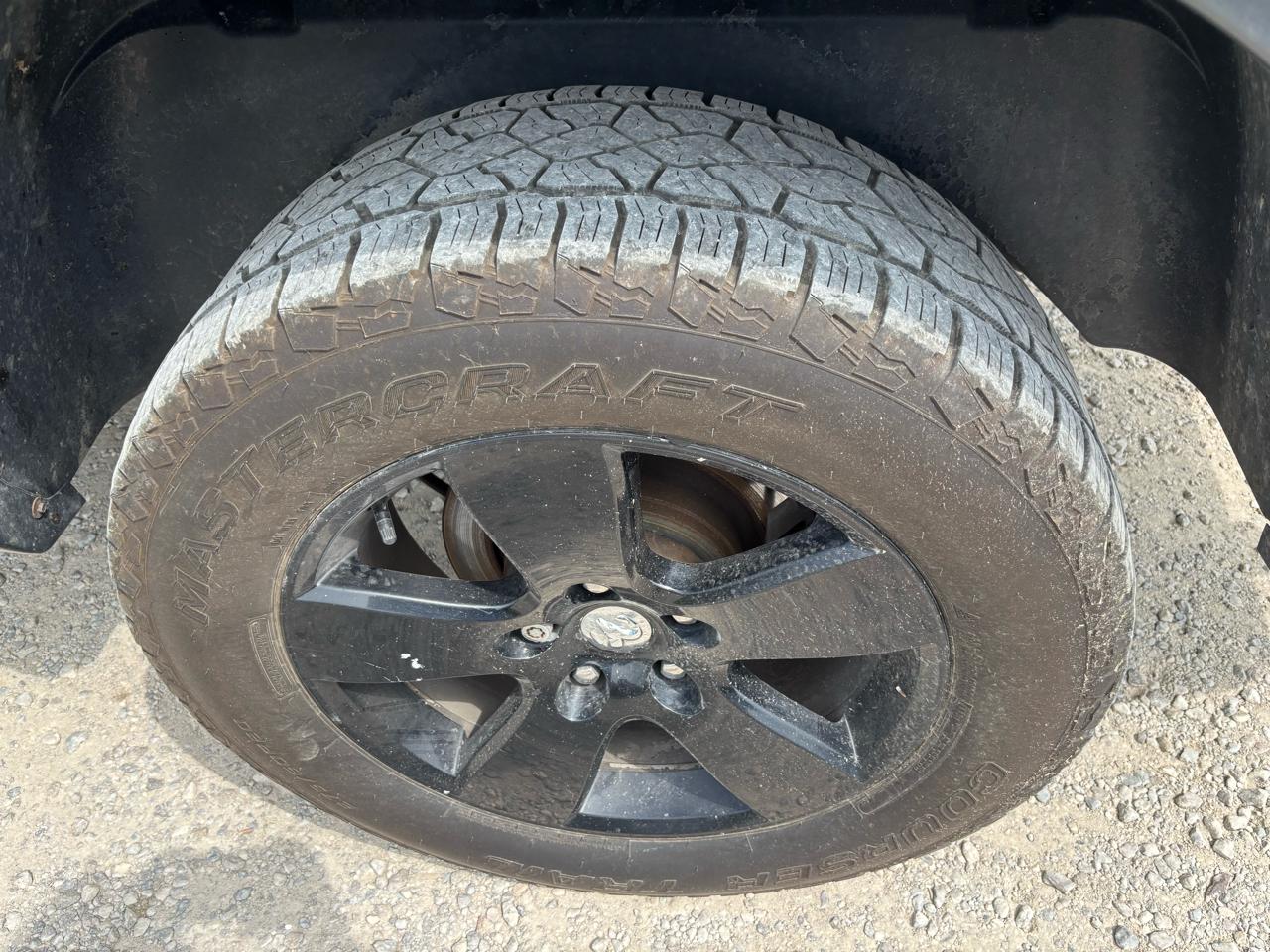 RAM 1500 4WD Crew Cab 140.5" Big Horn 2011