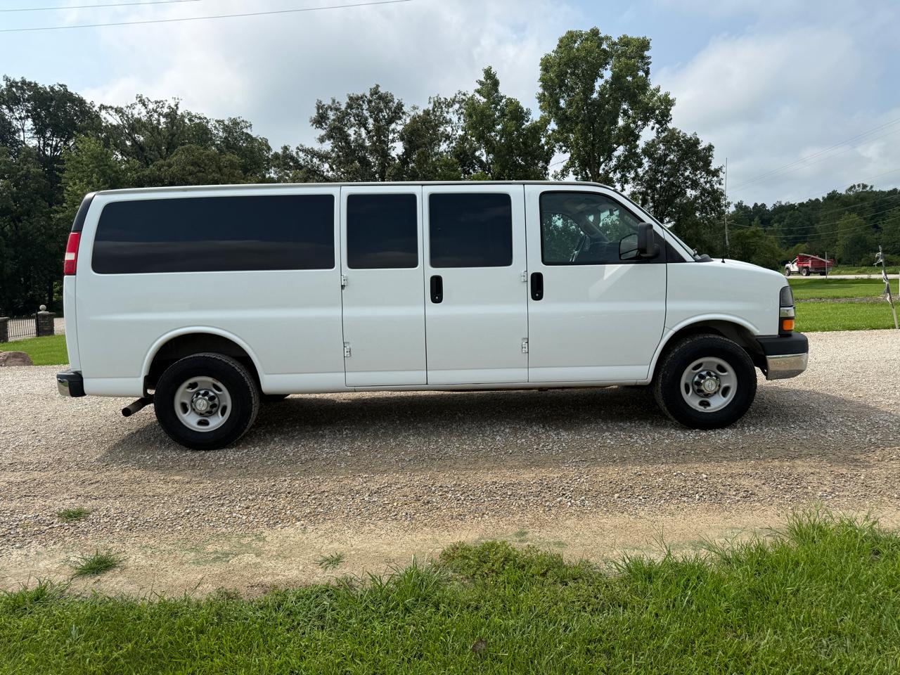 Chevrolet Express Passenger RWD 3500 155" LT w/1LT 2016