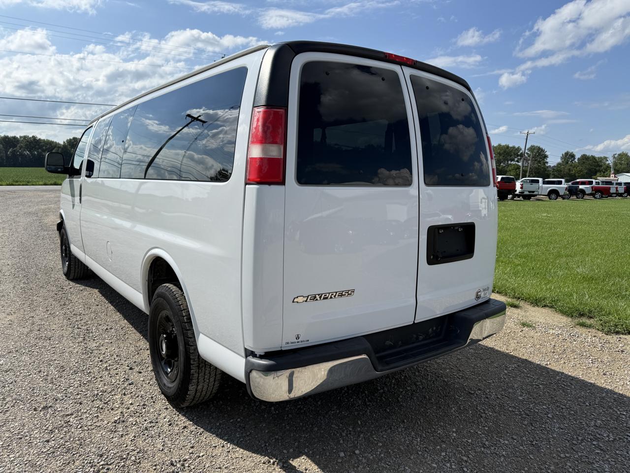 Chevrolet Express Passenger RWD 3500 155" LT w/1LT 2017