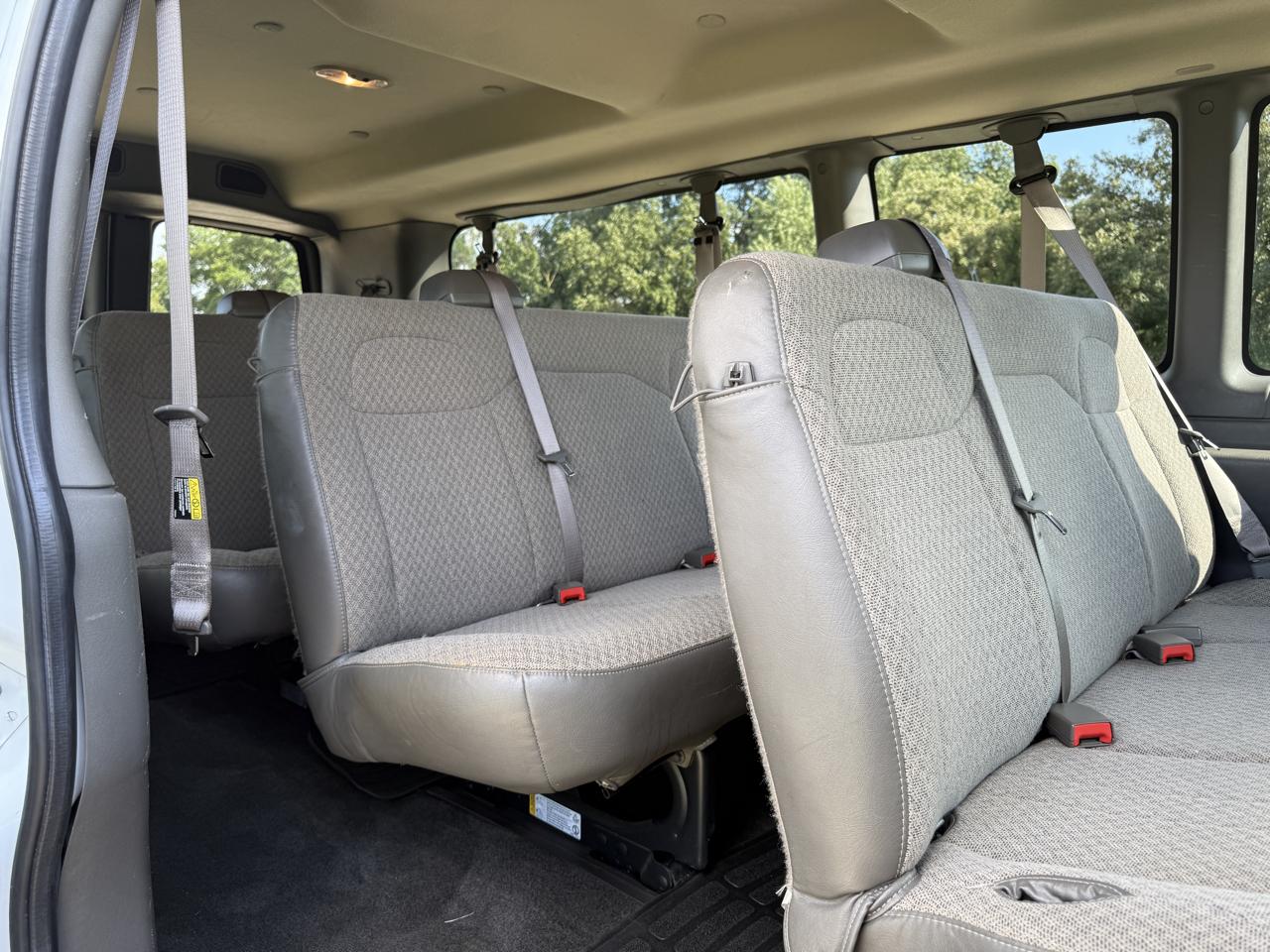Chevrolet Express Passenger RWD 3500 155" LT w/1LT 2017