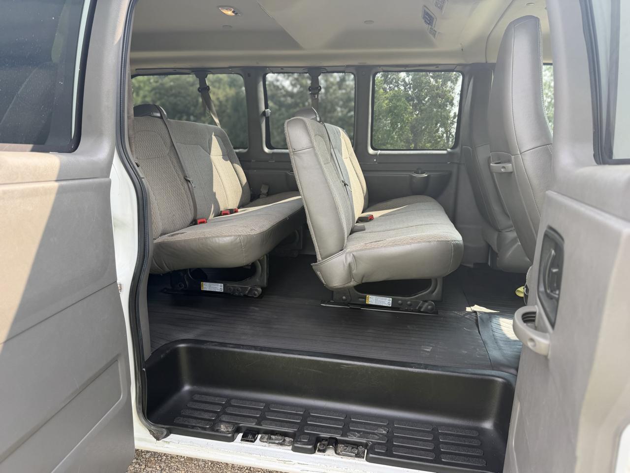 Chevrolet Express Passenger RWD 2500 135" LS 2022