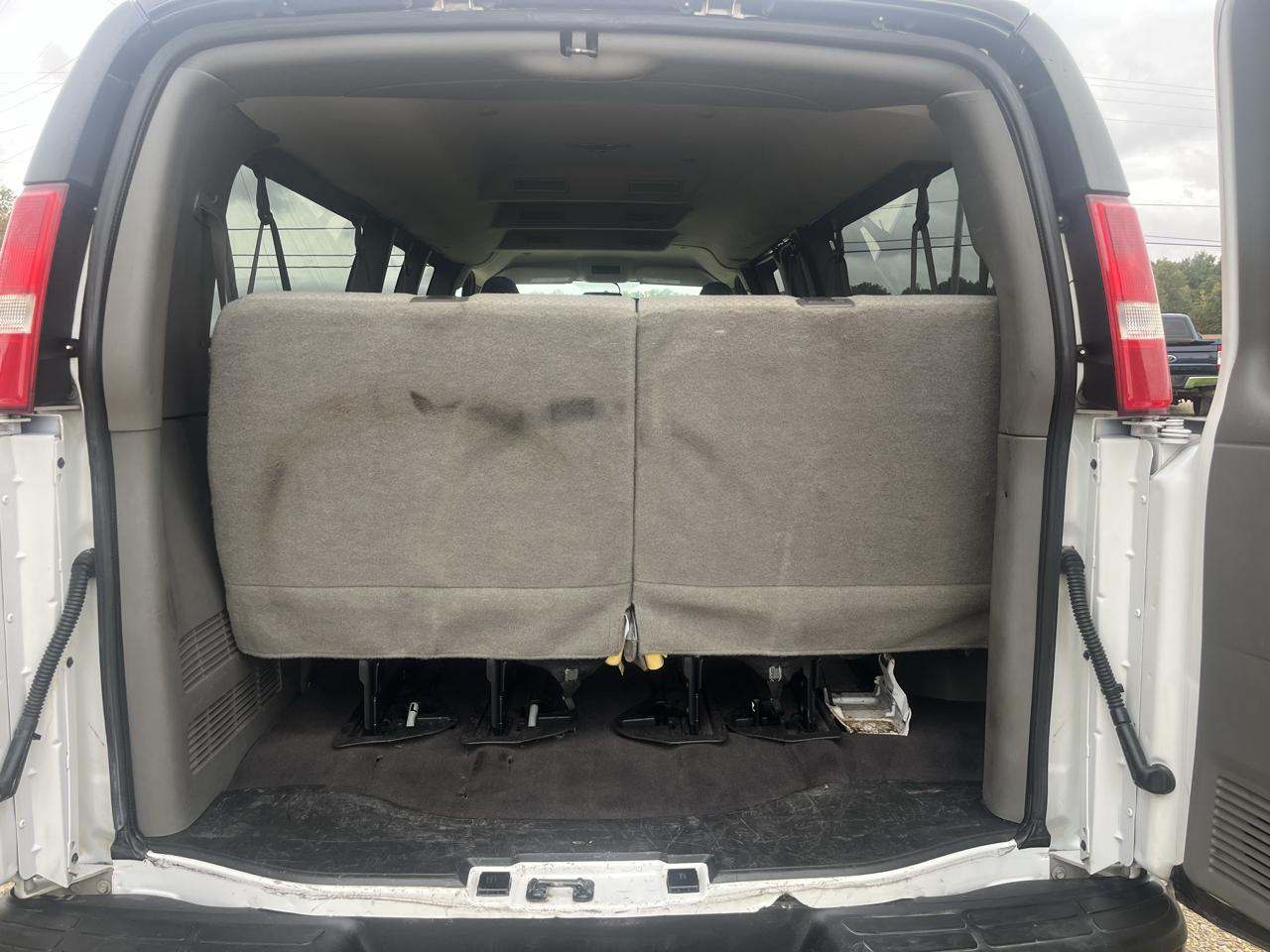 Chevrolet Express Passenger RWD 3500 155" LS 2019