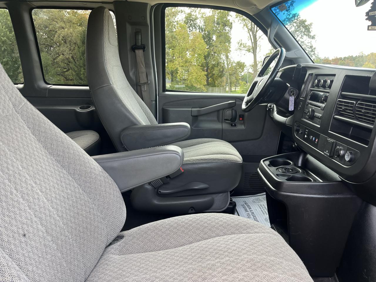 Chevrolet Express Passenger RWD 3500 155" LS 2020