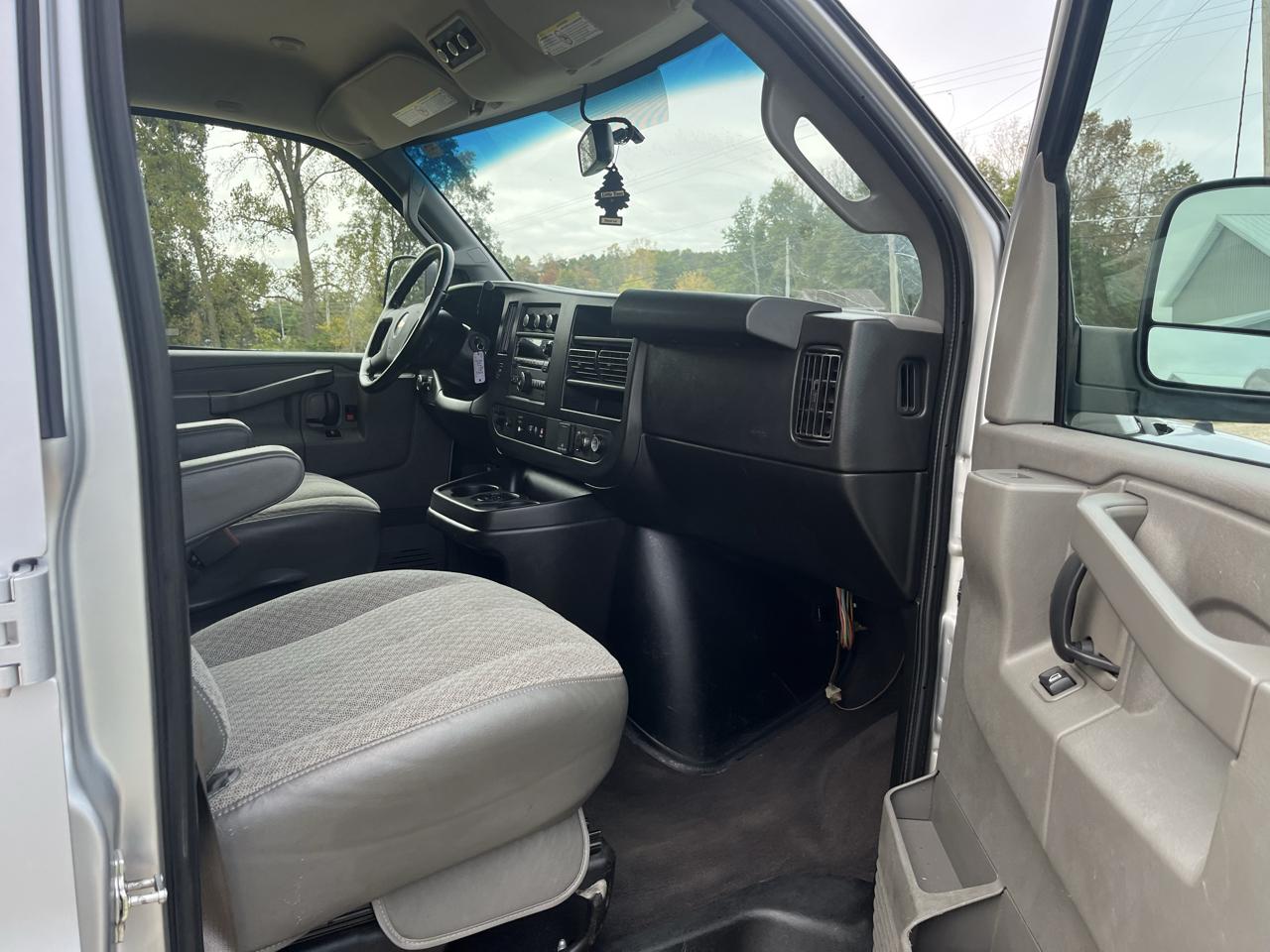 Chevrolet Express Passenger RWD 3500 155" LS 2020