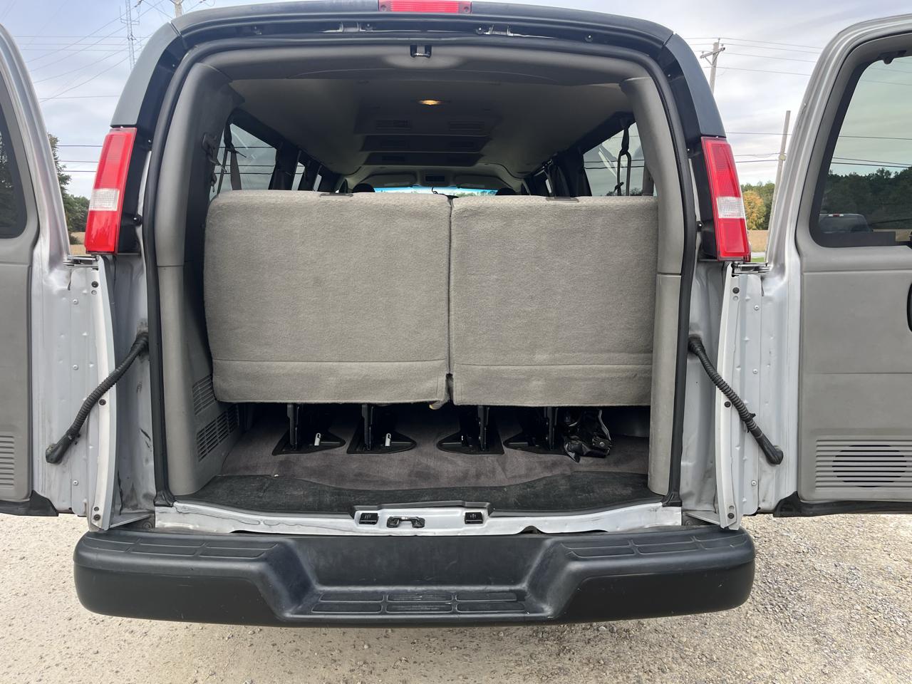 Chevrolet Express Passenger RWD 3500 155" LS 2020