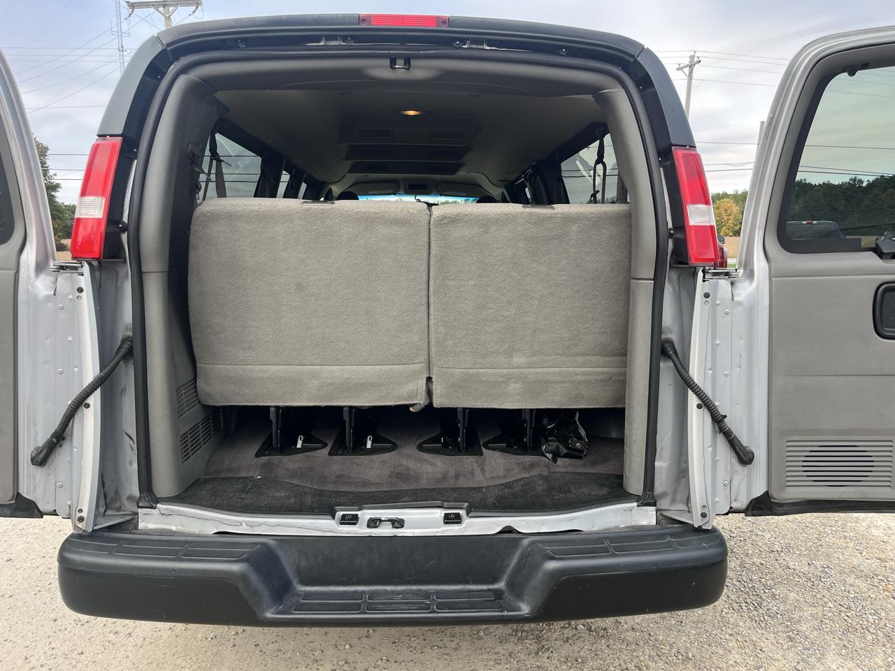 Chevrolet Express Passenger RWD 3500 155" LS 2020