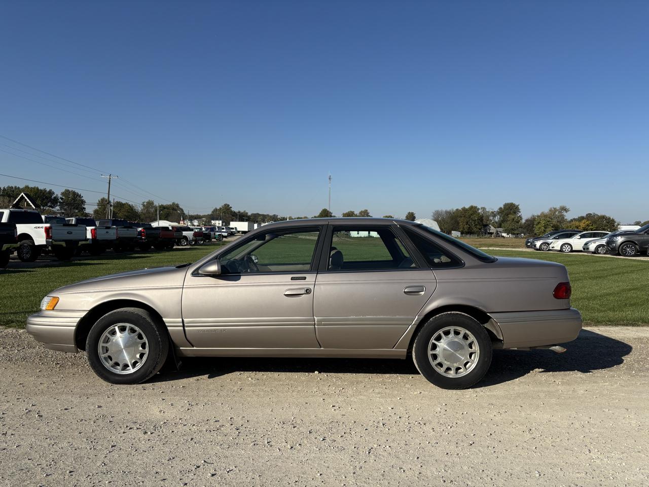 Ford Taurus 4dr Sedan LX 1995