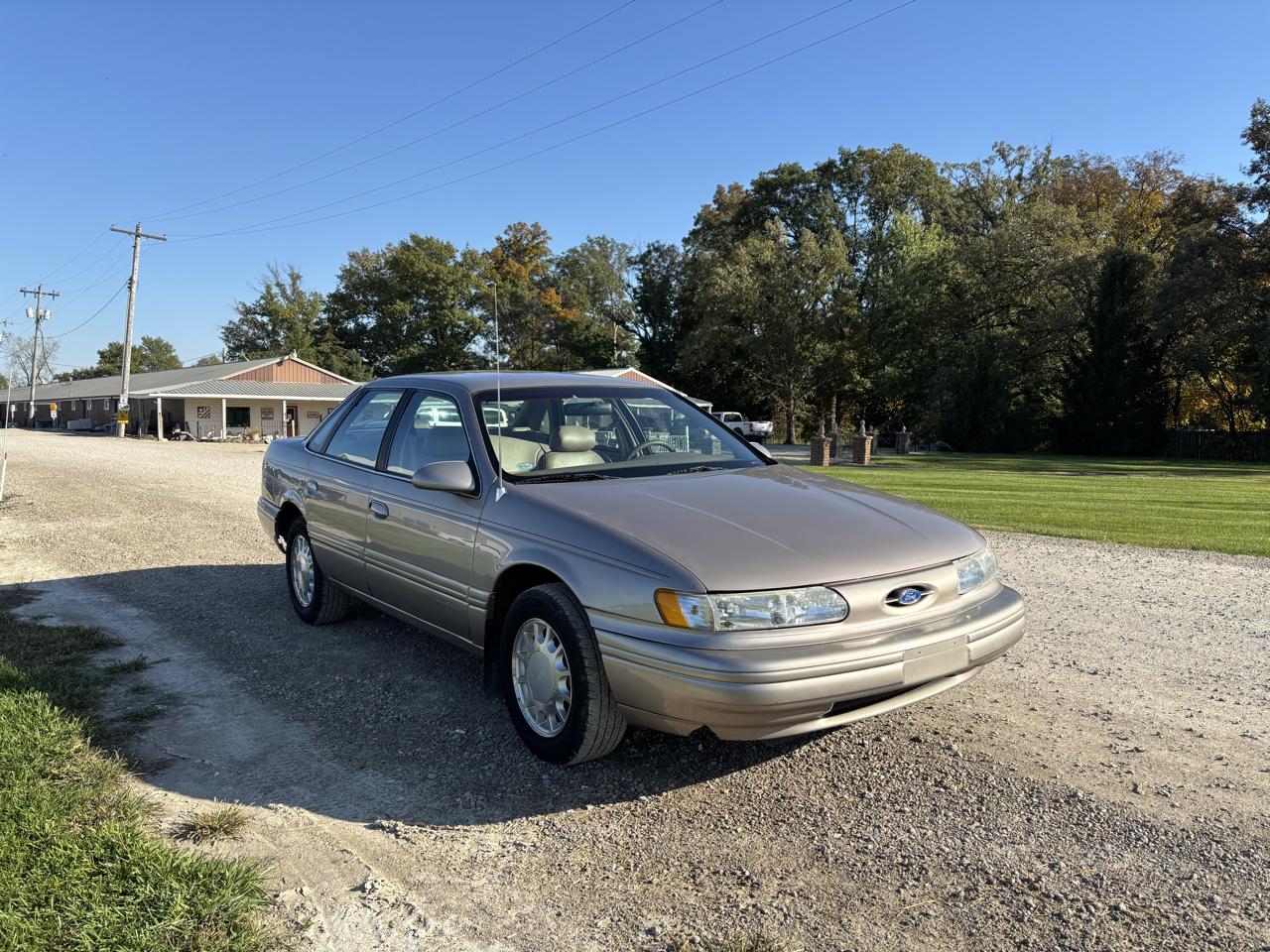 Ford Taurus 4dr Sedan LX 1995