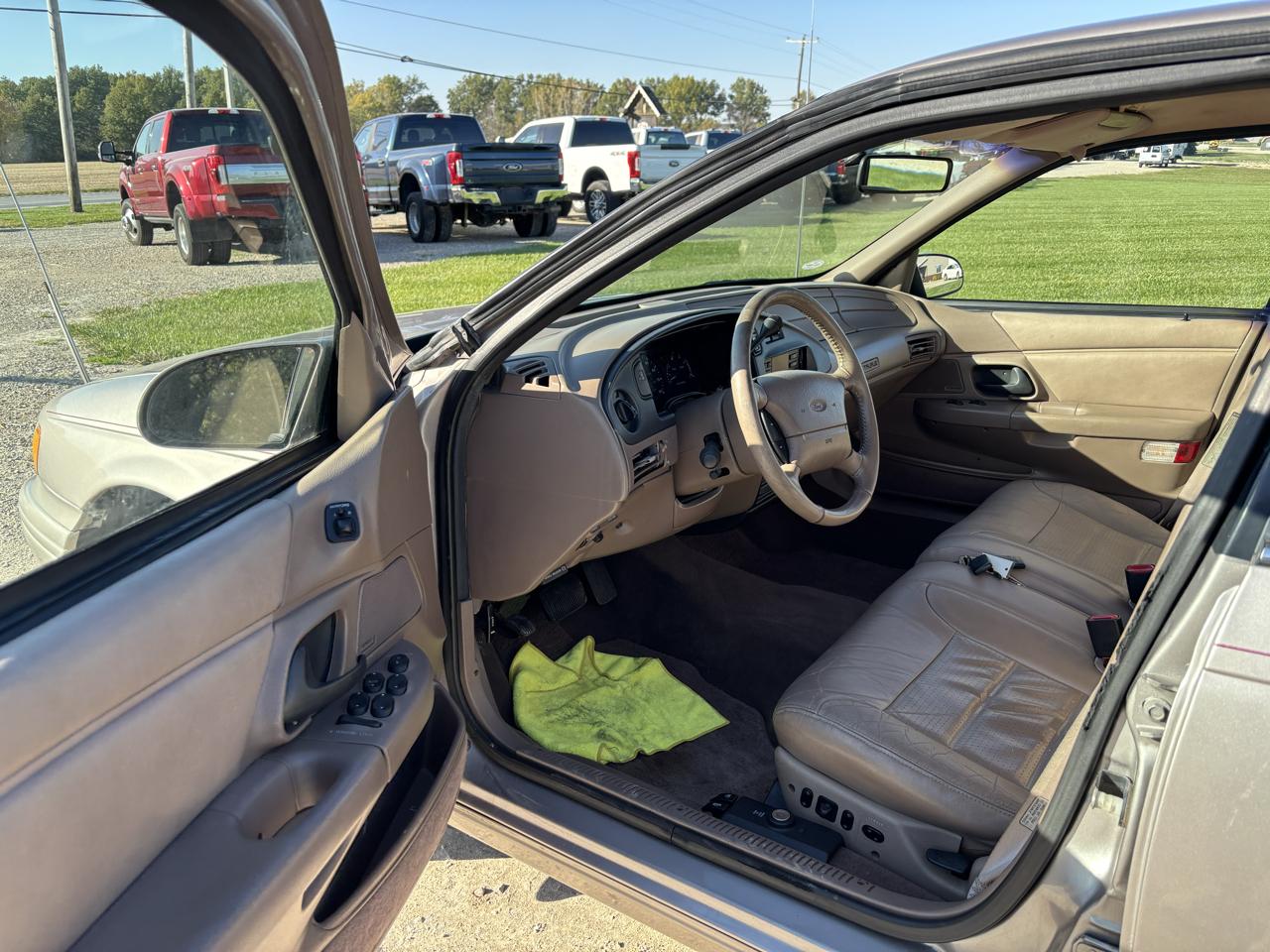 Ford Taurus 4dr Sedan LX 1995