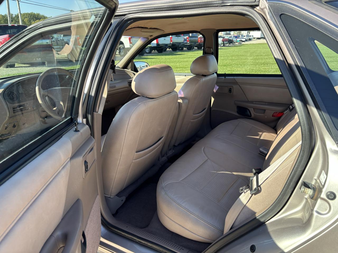 Ford Taurus 4dr Sedan LX 1995