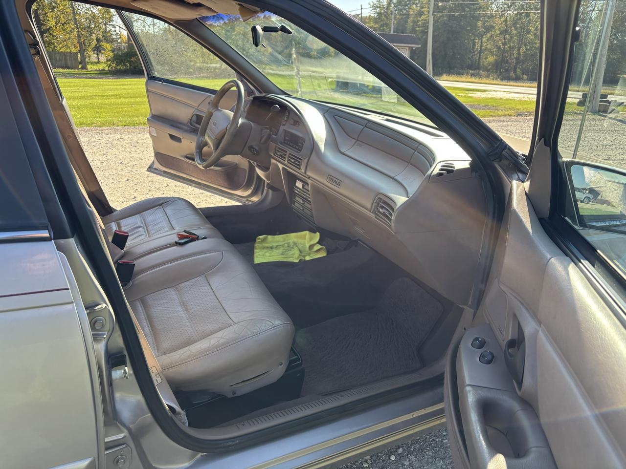 Ford Taurus 4dr Sedan LX 1995