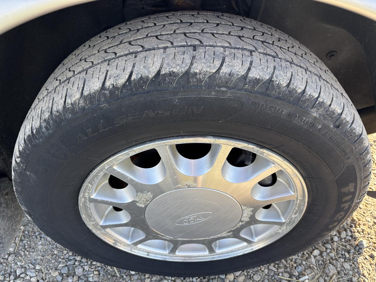 Ford Taurus 4dr Sedan LX 1995