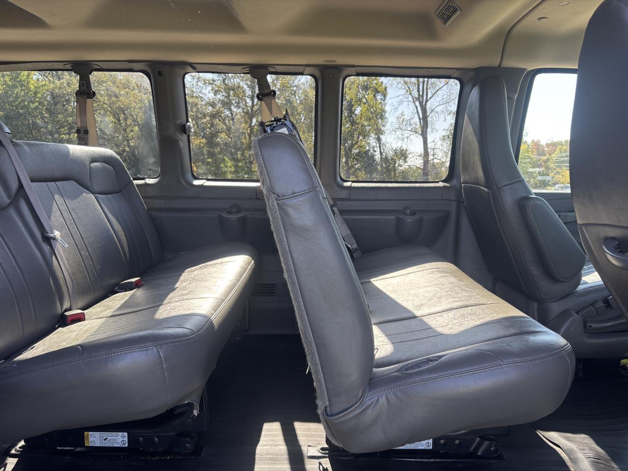 Chevrolet Express Passenger RWD 3500 155" LS 2019