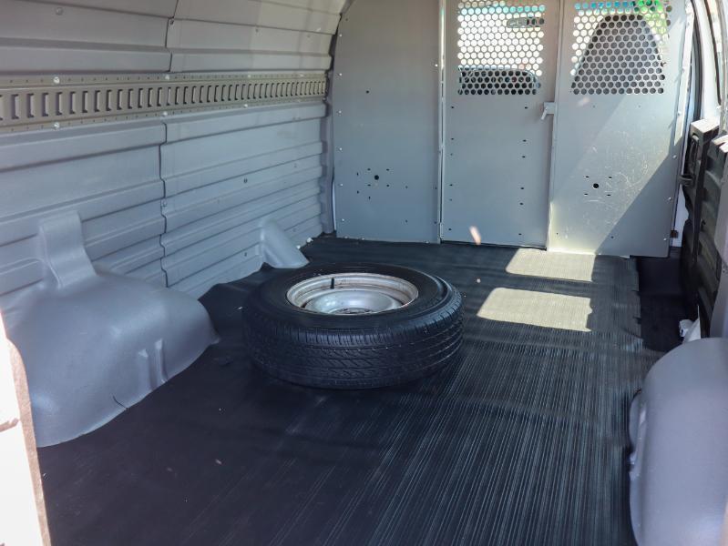 Chevrolet Express Cargo Van 1500 135" WB 2002