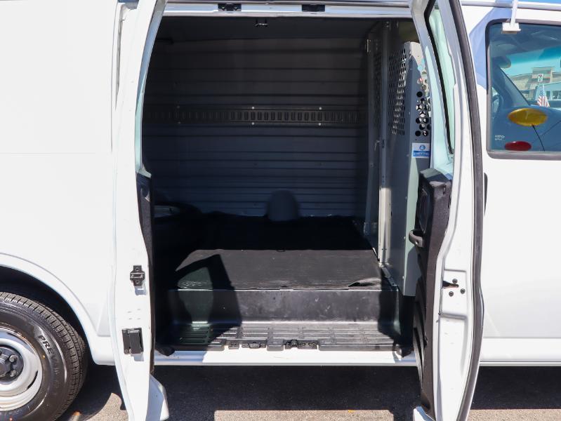 Chevrolet Express Cargo Van 1500 135" WB 2002