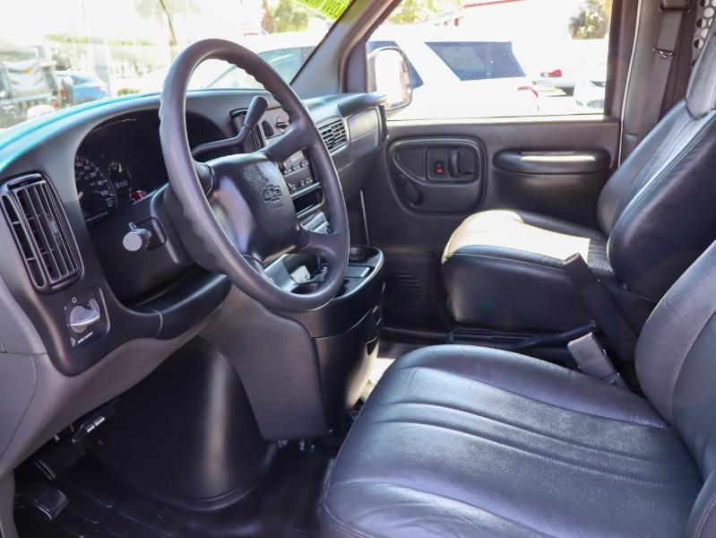 Chevrolet Express Cargo Van 1500 135" WB 2002