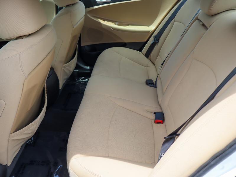 Hyundai Sonata 4dr Sdn 2.4L Auto GLS 2011