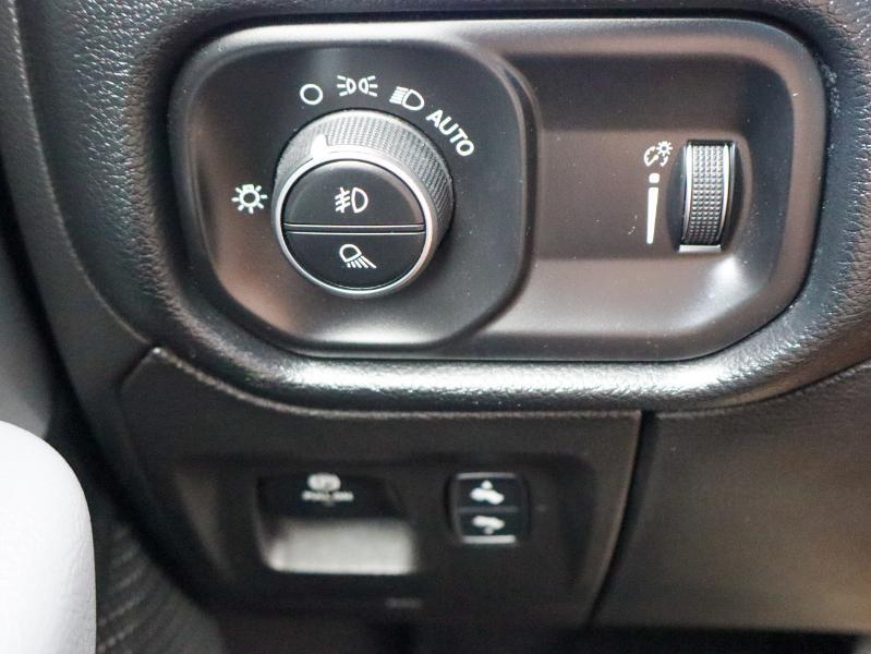 RAM 1500 Big Horn 4x2 Crew Cab 5'7" Box 2021