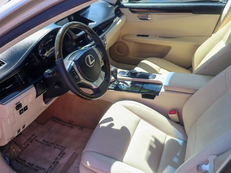 Lexus ES photo 10