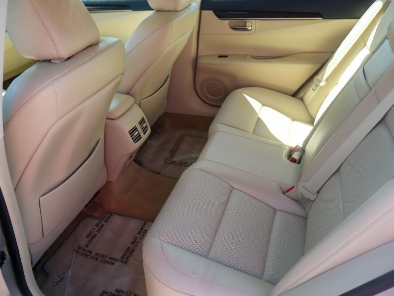 Lexus ES photo 11