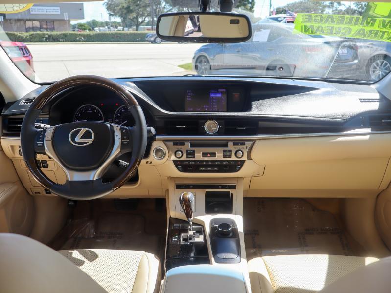 Lexus ES photo 12