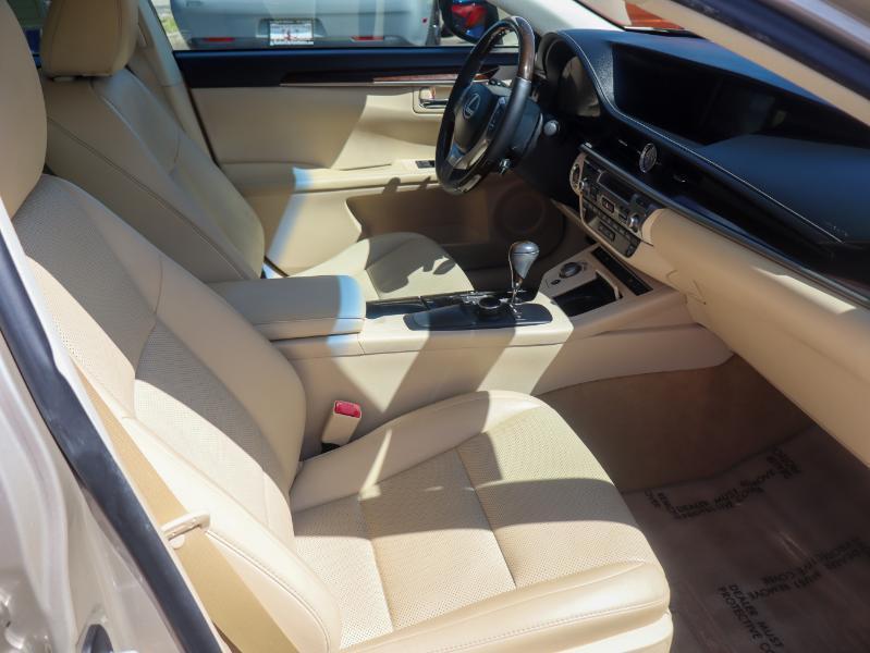 Lexus ES photo 14