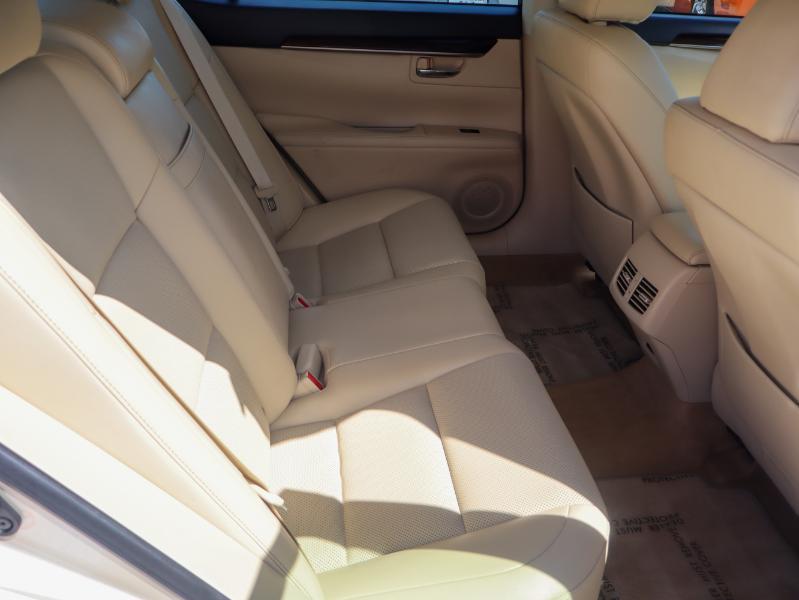 Lexus ES photo 15