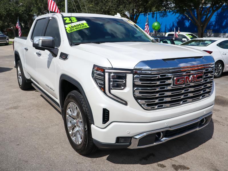 GMC Sierra 1500 4WD Crew Cab 147" Denali 2023