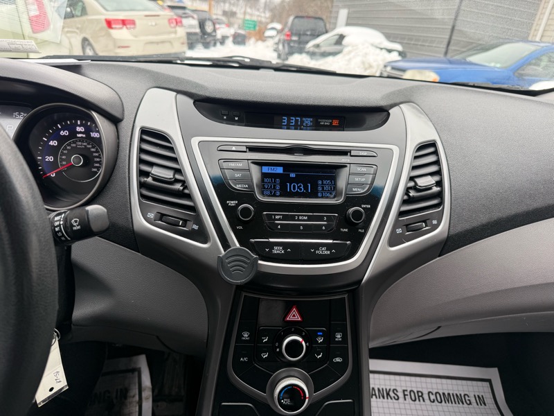 Hyundai Elantra SE 6AT 2016