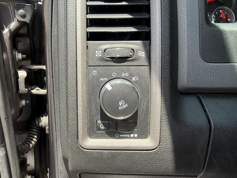 RAM 1500 Tradesman Crew Cab SWB 4WD 2015