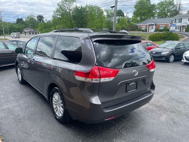 Toyota Sienna XLE FWD 8-Passenger V6 2014