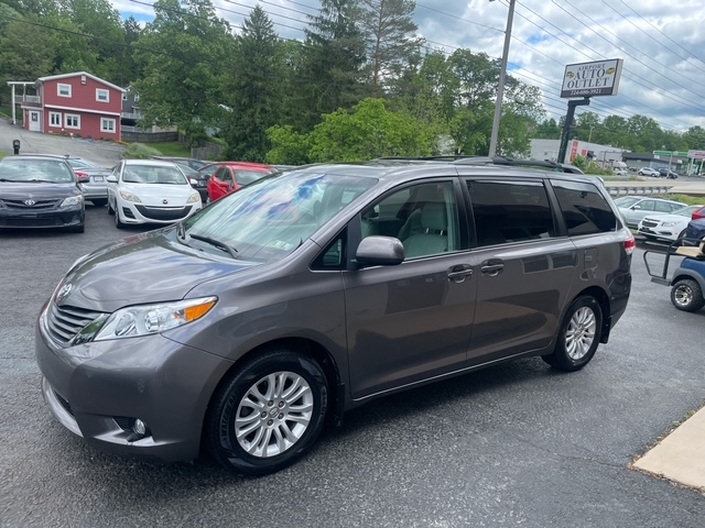 Toyota Sienna XLE FWD 8-Passenger V6 2014