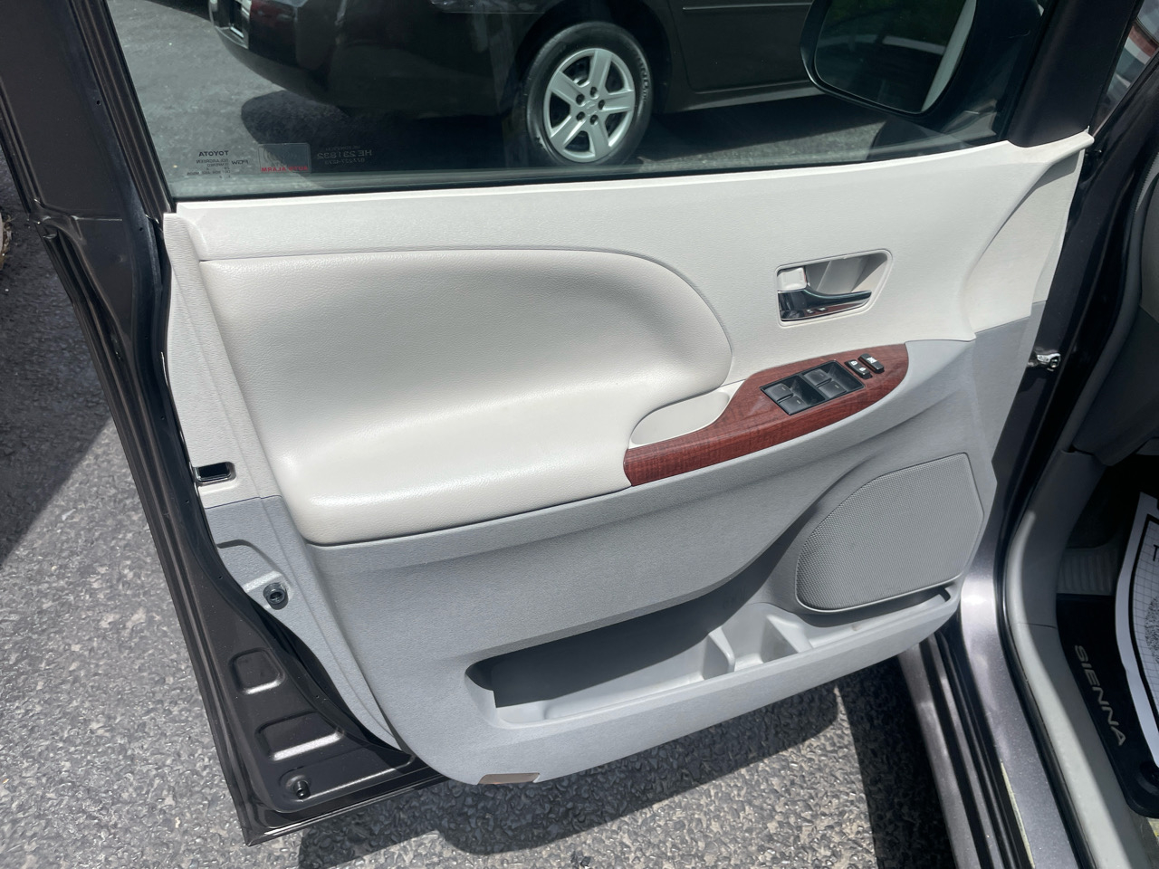 Toyota Sienna XLE FWD 8-Passenger V6 2014