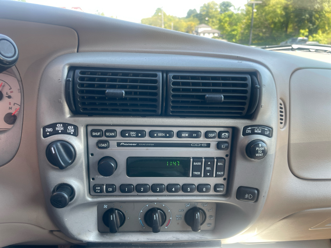 Ford Explorer Sport Trac 4WD 4dr XLT 2002 Ford Explorer Sport Trac 4WD 4dr XLT 2002