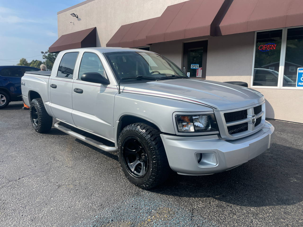 2010 Dodge Dakota SLT photo 3