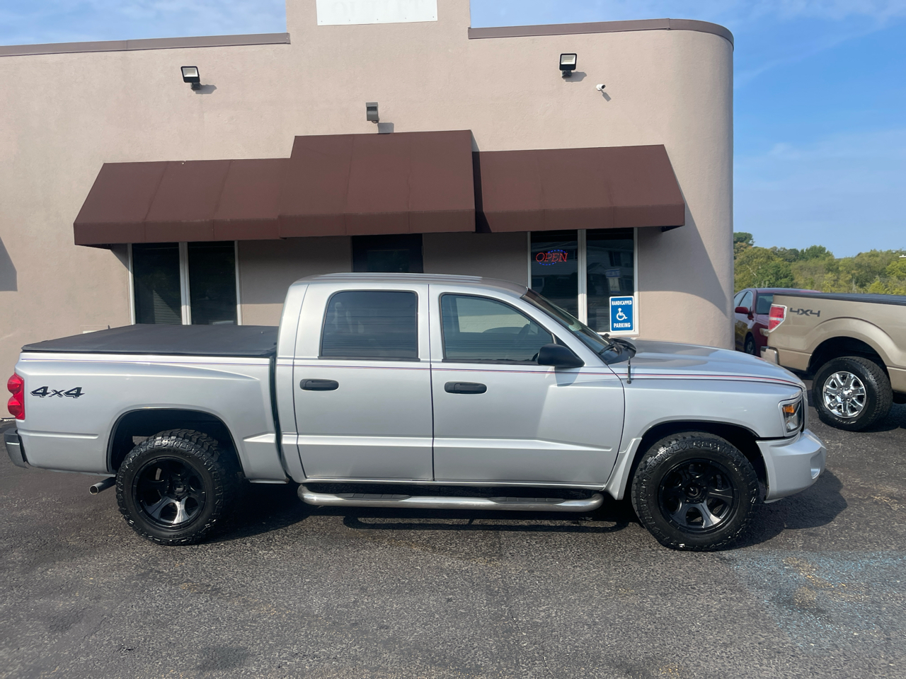 2010 Dodge Dakota SLT photo 4