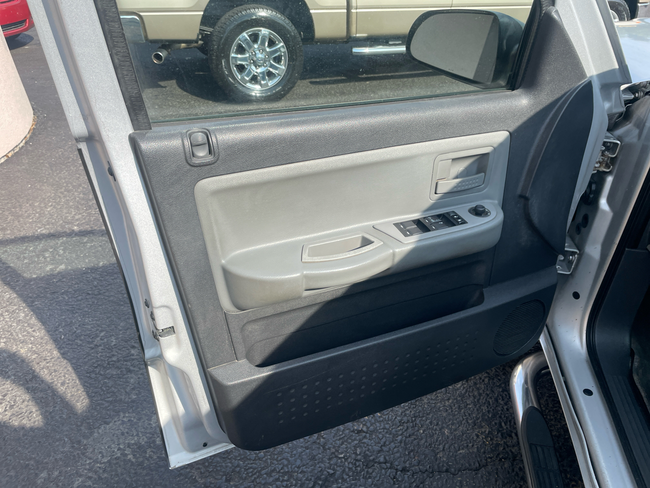 2010 Dodge Dakota SLT photo 16
