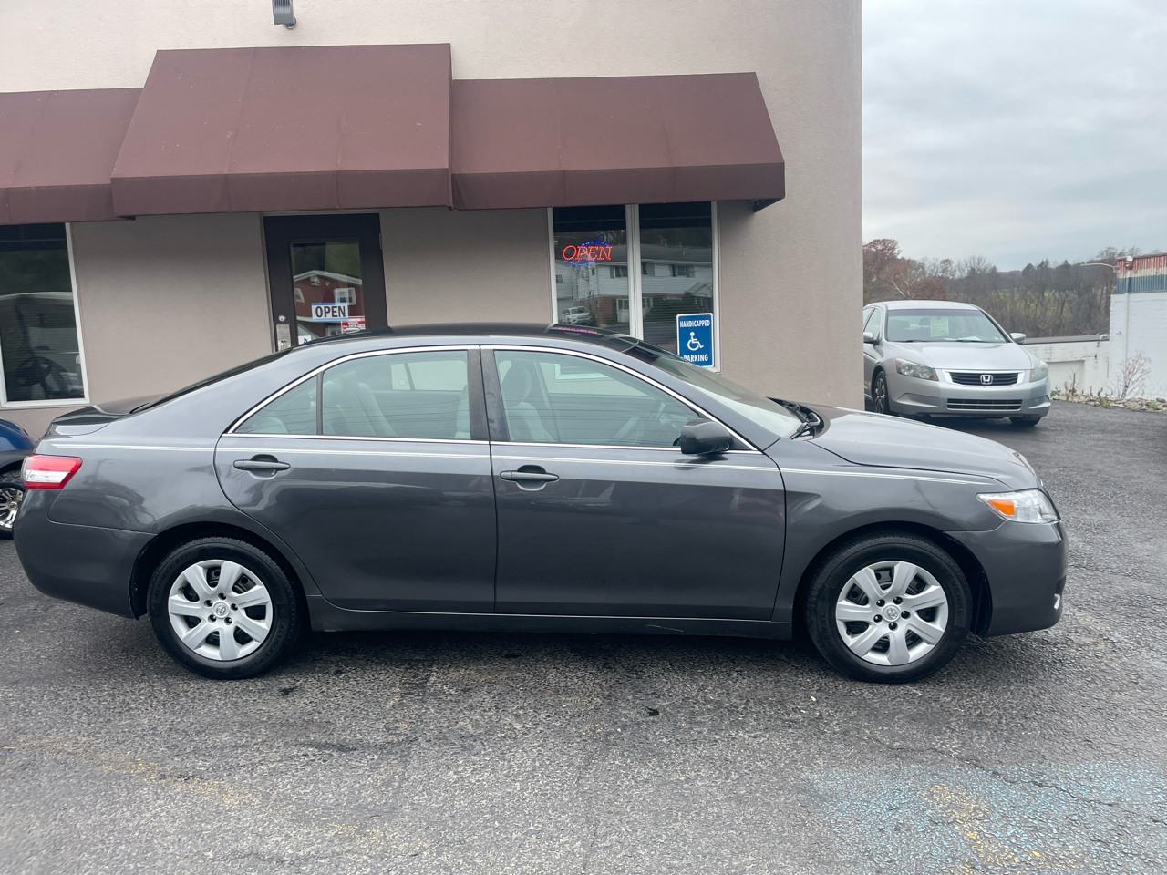 2011 Toyota Camry LE photo 3