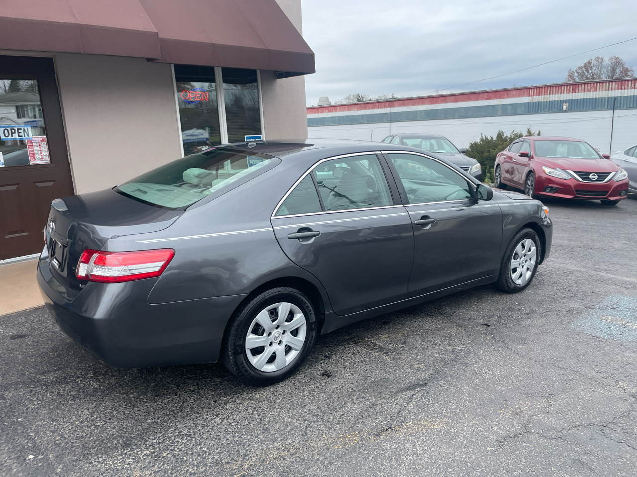 2011 Toyota Camry LE photo 4