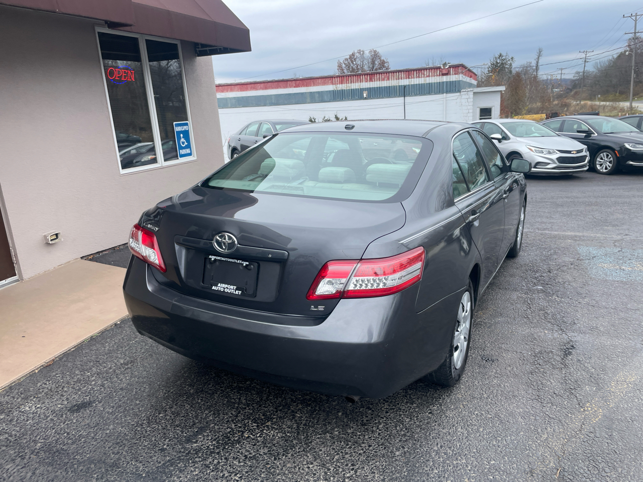 Toyota Camry LE 6-Spd AT 2011