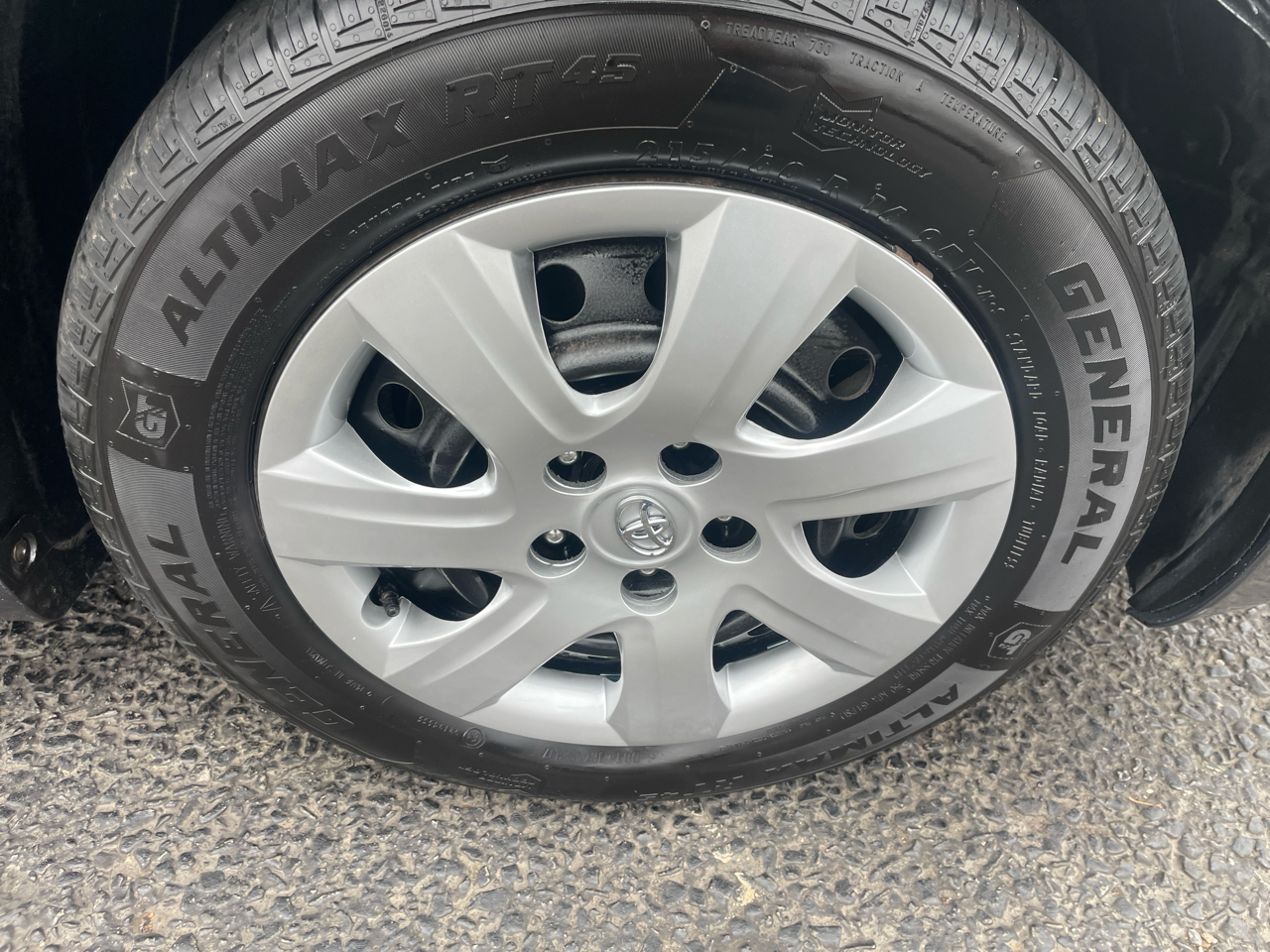 Toyota Camry LE 6-Spd AT 2011