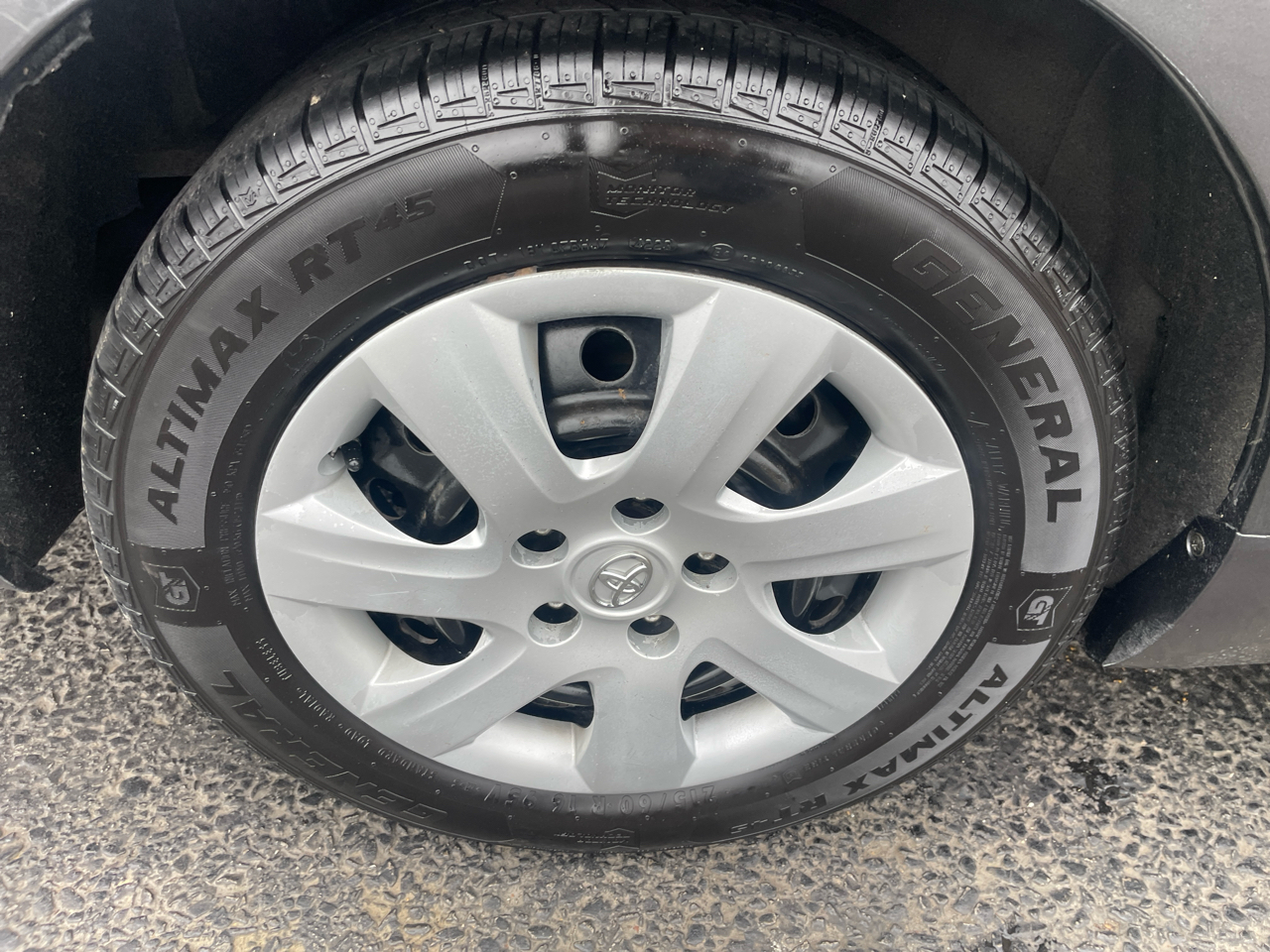 Toyota Camry LE 6-Spd AT 2011