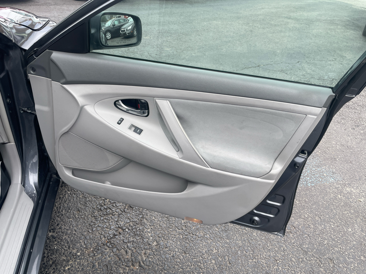 Toyota Camry LE 6-Spd AT 2011