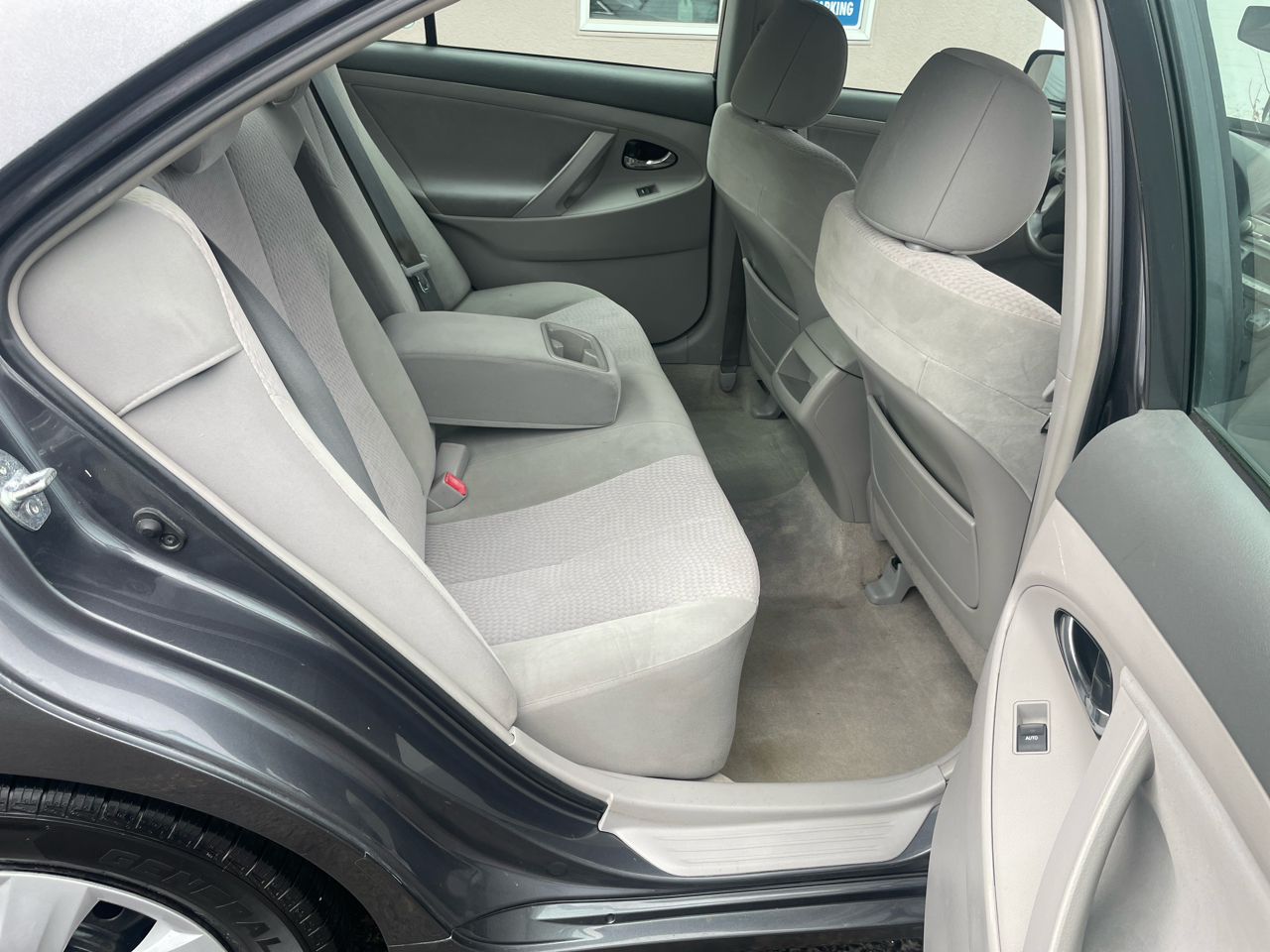 Toyota Camry LE 6-Spd AT 2011